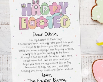 Può includere: Immagine a tema pasquale con un biglietto di auguri e biscotti decorati. Il biglietto dice "Buona Pasqua" e un messaggio a Olivia. I biscotti includono forme di uova, coniglietti e carote. È presente anche un regalo confezionato con un nastro giallo.