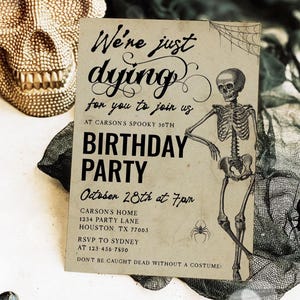 Invito per festa di compleanno di Halloween in stile vintage, invito con scheletro antico, invito per festa di compleanno di Halloween per adulti in stile gotico, modello modificabile 08HW