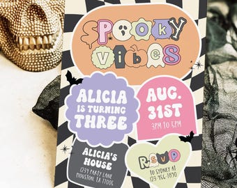 Puede incluir: Una invitación con temática de Halloween con el texto "Spooky Vibes" en una fuente retro. La invitación incluye detalles para una fiesta de cumpleaños, con el nombre "Alicia" y la fecha del 31 de agosto. El diseño presenta un patrón de tablero de ajedrez y elementos decorativos.