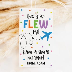 Etiqueta de fin de curso "Avión", etiqueta de último día de clases "Este año pasó volando", etiqueta de agradecimiento al profesor de la clase de verano "Avión", plantilla imprimible 01ES