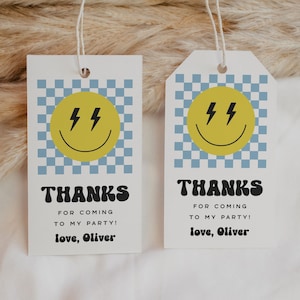 Etiqueta de regalo de fiesta con cara sonriente y ojos de rayo retro editables, etiqueta de agradecimiento con un tipo feliz a cuadros azules, etiqueta de regalo con cara sonriente 1026