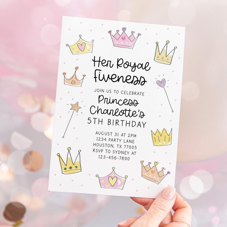 Pu&ograve; includere: Un biglietto d'invito bianco a tema principessa. La carta presenta corone disegnate a mano, una bacchetta magica e il testo "Her Royal Fiveness" e "5&deg; compleanno della principessa Charlotte". La carta &egrave; tenuta in mano.