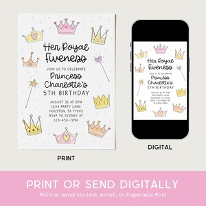 Pu&ograve; includere: Un invito di compleanno a tema principessa con il testo "Her Royal Fiveness" e "5&deg; compleanno della principessa Charlotte". Il design include corone, una bacchetta e l'opzione per stampare o inviare digitalmente.