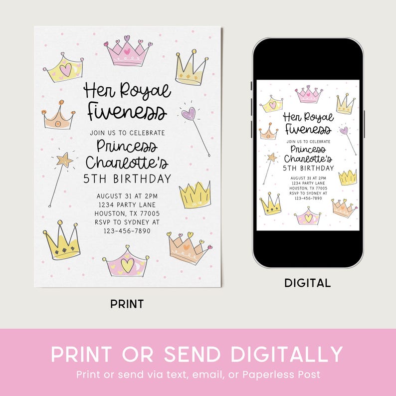 Pu&ograve; includere: Un invito di compleanno a tema principessa con il testo "Her Royal Fiveness" e "5&deg; compleanno della principessa Charlotte". Il design include corone, una bacchetta e l'opzione per stampare o inviare digitalmente.