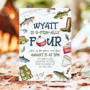 以下が含まれることがあります： 白い誕生日招待状に、青と緑の文字で「Wyatt is O-Fish-Ally Four」と書かれています。招待状は釣りをテーマにしており、魚、釣り竿、釣り網、釣り箱、ウキのイラストが描かれています。