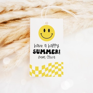Etiqueta de fin de curso con carita sonriente, etiqueta de último día de curso "Feliz verano", etiqueta de agradecimiento al profesor con carita sonriente a cuadros retro, plantilla imprimible 01ES