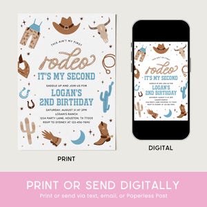 Puede incluir: Una invitaci&oacute;n de cumplea&ntilde;os con tem&aacute;tica de rodeo con ilustraciones de sombrero de vaquero, botas y herraduras. La invitaci&oacute;n dice "This ain't my first rodeo, it's my second" e incluye detalles del evento. Se muestra una versi&oacute;n digital en un tel&eacute;fono inteligente.