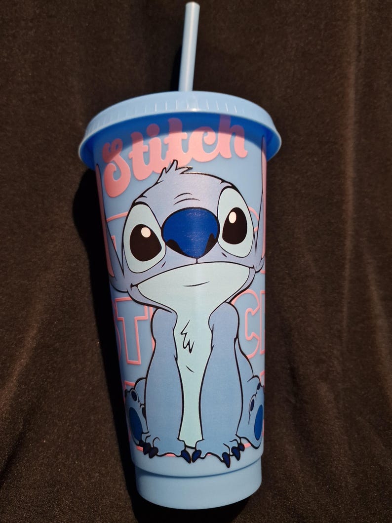 Puede incluir: Vaso de pl&aacute;stico azul claro con el personaje Stitch de la pel&iacute;cula de Disney Lilo & Stitch. El vaso tiene una tapa y una pajita azules a juego. La palabra "Stitch" est&aacute; impresa en rosa en el lateral del vaso.