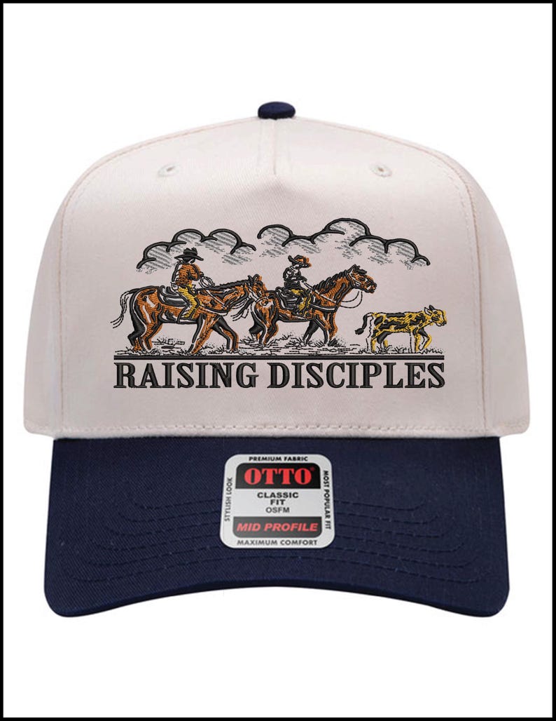 Puede incluir: Gorra de b&eacute;isbol con corona color crema y visera azul marino. La gorra presenta una ilustraci&oacute;n de vaqueros a caballo y el texto "RAISING DISCIPLES". La gorra tiene un ajuste cl&aacute;sico y est&aacute; hecha de tela de primera calidad.