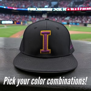 Gorra bordada en 3D de inspiración universitaria con cierre trasero de malla perforada. ¡Elija su letra, colores de hilo y color de sombrero para una apariencia única!