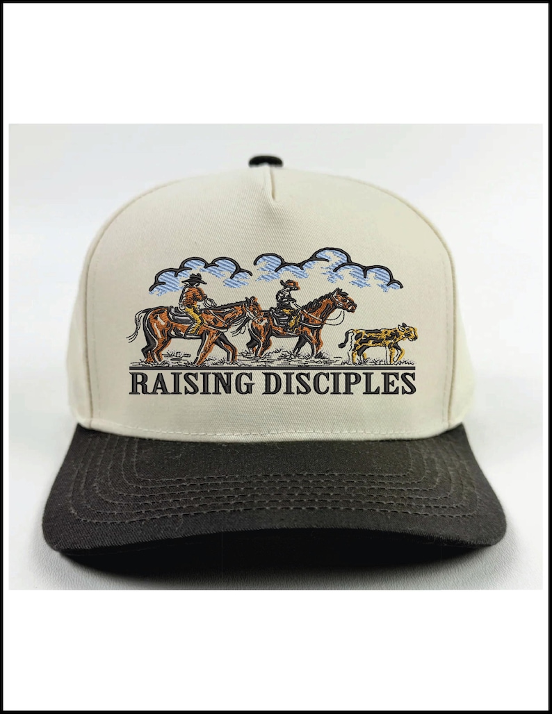 Puede incluir: Gorra de b&eacute;isbol beige y gris oscuro con una ilustraci&oacute;n de dos jinetes a caballo y un leopardo, con nubes azules de fondo. El texto "RAISING DISCIPLES" est&aacute; impreso debajo.