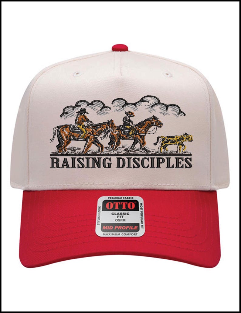 Puede incluir: Gorra de b&eacute;isbol con visera roja y corona crema. La gorra presenta una ilustraci&oacute;n de personas a caballo y el texto "RAISING DISCIPLES". La gorra tiene un ajuste cl&aacute;sico y un perfil medio.