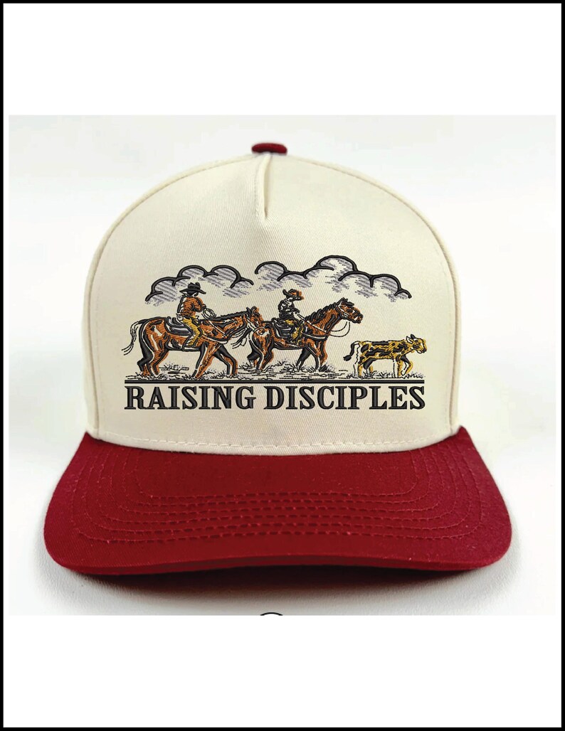 Puede incluir: Gorra de b&eacute;isbol con corona color crema y visera granate. La gorra presenta una ilustraci&oacute;n de vaqueros a caballo con el texto "RAISING DISCIPLES" en negro.