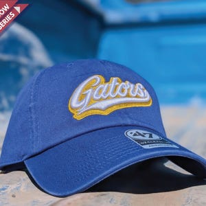 Ihre Texte in Retro Script mit Schlagschatten| 3D Stickerei | 2 Garnfarben | 47 Marke