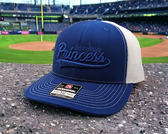 Uw aangepaste naam met behulp van een retro 3D-borduurlettertype op de Richardson 112 Trucker Hat!