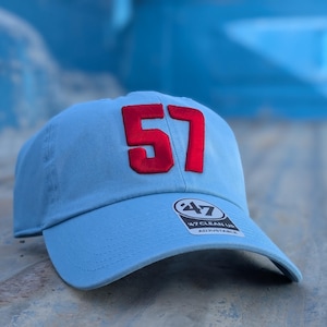 Gorra personalizada bordada de la marca 47 Clean Up Dad Hat, con número de camiseta personalizado en relieve 3D.