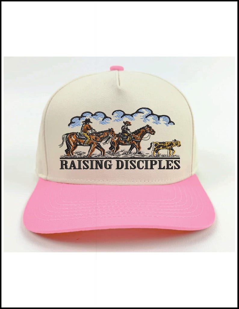 Puede incluir: Gorra de b&eacute;isbol color crema con visera y bot&oacute;n superior rosas. La gorra presenta una ilustraci&oacute;n de jinetes a caballo con el texto "RAISING DISCIPLES" en negro.