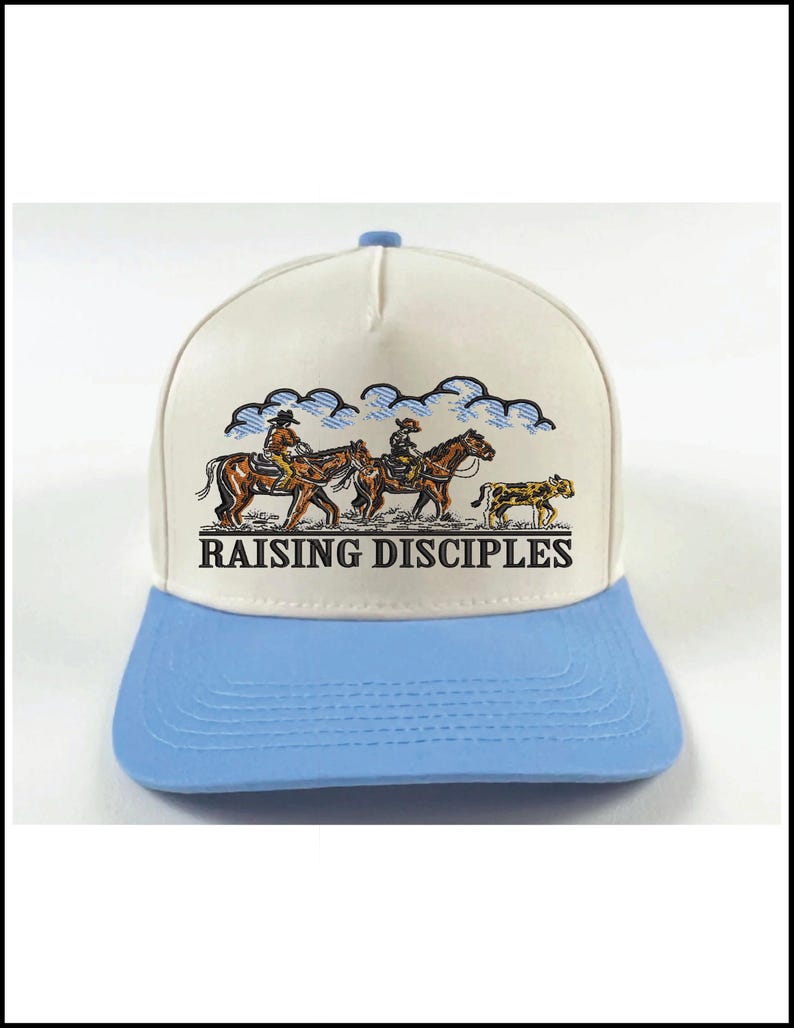 Puede incluir: Gorra de camionero blanca y azul claro con un gr&aacute;fico de vaqueros a caballo y un guepardo, bajo un cielo nublado. El texto "RAISING DISCIPLES" est&aacute; impreso en la parte delantera.