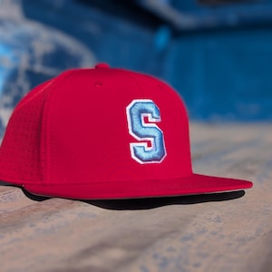 Gorra universitaria personalizada con bordado 3D y malla perforada.