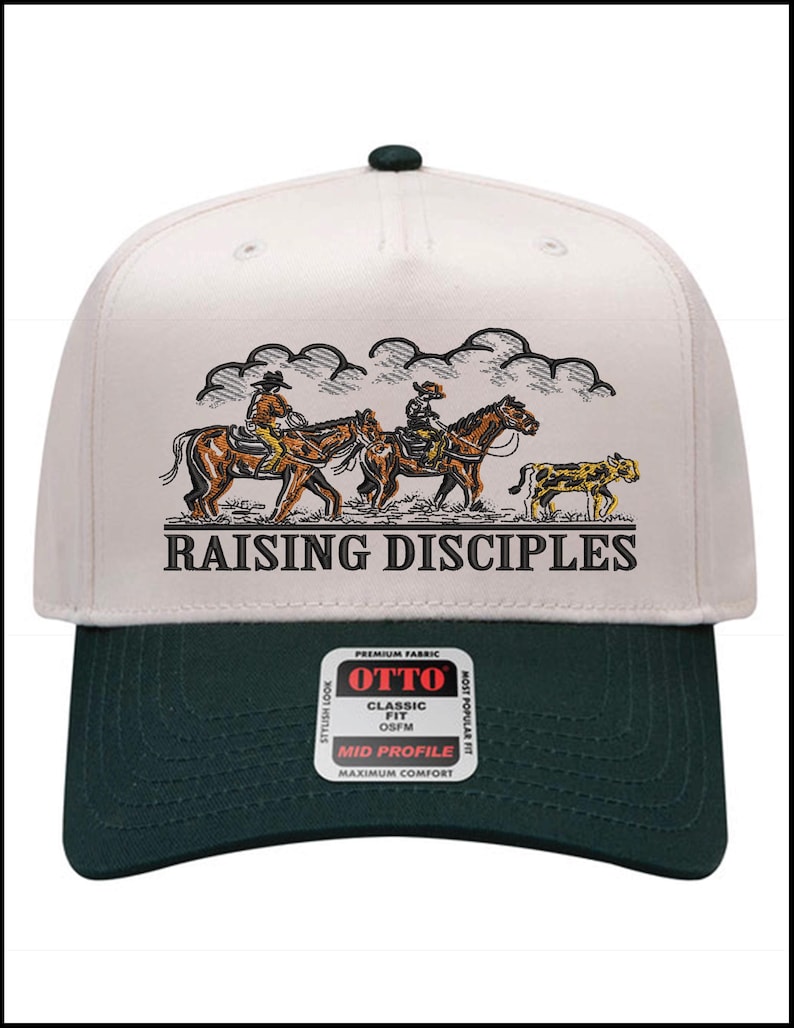 Puede incluir: Gorra de b&eacute;isbol con corona blanca y visera verde oscuro. La gorra presenta una ilustraci&oacute;n de vaqueros a caballo y el texto "RAISING DISCIPLES". La gorra tiene un ajuste cl&aacute;sico y est&aacute; hecha de tela de primera calidad.