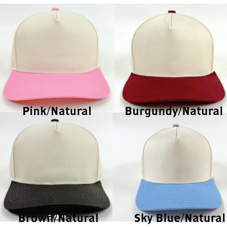 Puede incluir: Cuatro gorras de b&eacute;isbol con una corona de color natural y una visera de color. Las viseras son rosas, burdeos, marrones y azul cielo. Cada gorra tiene la combinaci&oacute;n de colores impresa debajo: Rosa/Natural, Burdeos/Natural, Marr&oacute;n/Natural y Azul cielo/Natural.