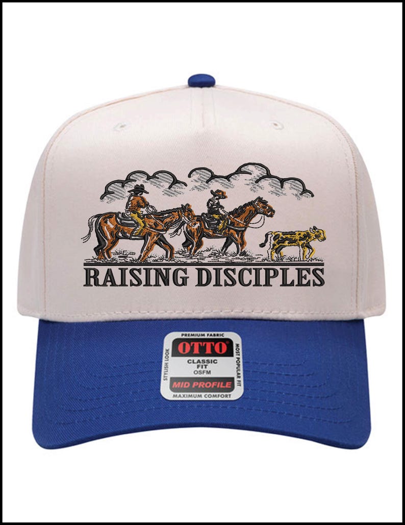 Puede incluir: Gorra de b&eacute;isbol con corona blanca y visera azul. La gorra presenta una ilustraci&oacute;n de vaqueros a caballo y el texto "RAISING DISCIPLES". La gorra tiene un ajuste cl&aacute;sico y est&aacute; hecha de tela de primera calidad.