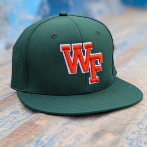 Gorra universitaria personalizada con bordado 3D y malla perforada.