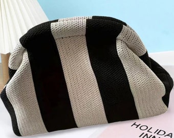 Bolso de mano de punto a rayas con detalle de ojo turco de cuentas – Bolso de noche bohemio chic – Bolso de verano en azul marino y crema – Un regalo único para ella