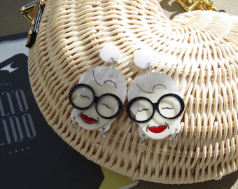 Pendientes con caras inspiradas en Iris Apfel: joyas llamativas