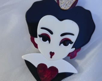 Broche de Reina de Corazones Real hecho a mano: pin de esmalte llamativo con corona dorada brillante, accesorio elegante con temática de corazones, regalo para la moda audaz.