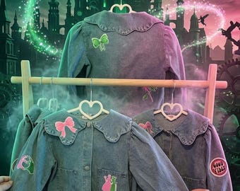 El rosa combina con el verde. Seas Glinda o Elphaba, estas chaquetas vaqueras personalizadas son oficialmente populares. ¿De qué lado estás?