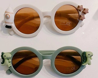Gafas de sol infantiles personalizadas, protección UV y opciones de dijes.