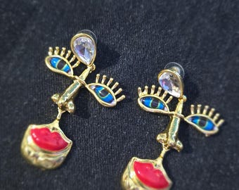 Pendientes colgantes con rostro surrealista / Pendientes colgantes abstractos con ojo dorado y labio rojo / Joyería vanguardista