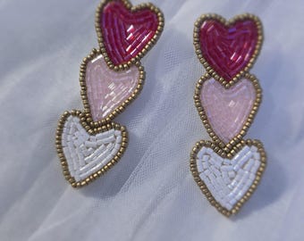 Pendientes colgantes con triple corazón y cuentas.