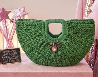 Clutch llamativo de rafia verde lima - Bolso de noche tejido a mano con broche de araña de cristal - Accesorio único para bodas de verano