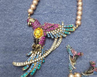 Conjunto de joyas de loro exótico – Collar y pendientes con diseño de pájaro tropical – Conjunto de diamantes de imitación coloridos y perlas doradas – Verano bohemio audaz