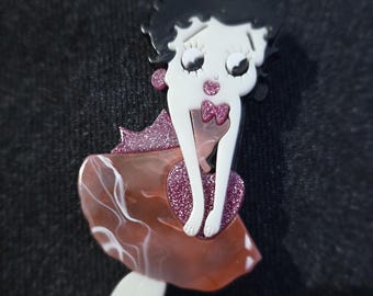 Broche acrílico de Betty Boop - Pin de resina estilo vintage con corazón de purpurina rosa y falda de mármol - Joyería de dibujos animados retro de los años 30