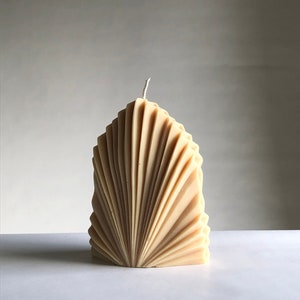Palm leaf shaped candle with scented soy wax, scent of Grasse