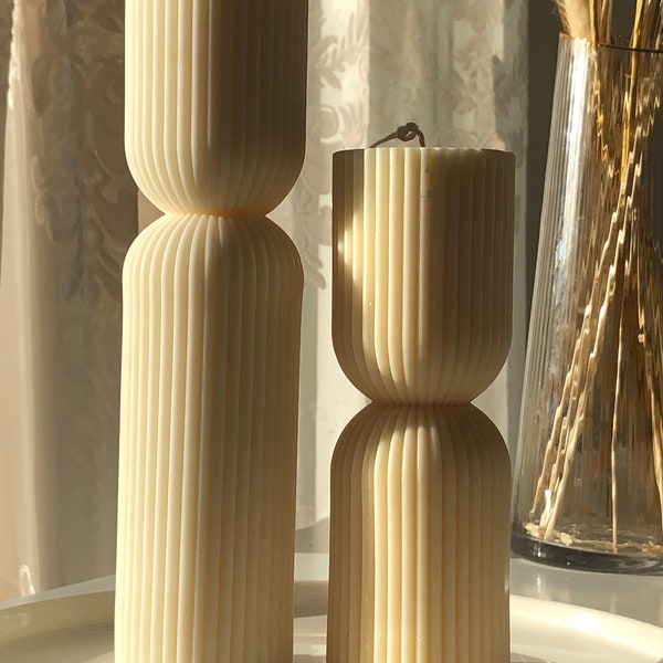Bougie colonne géométrique et artisanale à la cire de soja naturelle pour décoration chic et sophistiquée