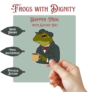 Puede incluir: Una pegatina física de vinilo impermeable con una rana elegante con un sombrero Gatsby, sosteniendo una taza de café. La pegatina tiene el texto "Frogs With Dignity" y "Dapper Frog With Gatsby Hat". Dibujado a mano.