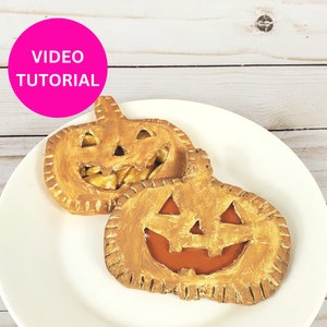 Tutorial de pasteles de mano falsos de Jack O Lantern, cómo hacer pasteles de mano de manzana realistas, cómo hacer comida falsa realista, decoración de Halloween de horneado falso