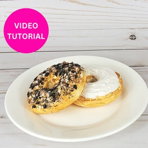 Tutorial su tutto finto bagel e formaggio cremoso, come realizzare un bagel tostato realistico al forno finto, video tutorial sul cibo finto per la colazione