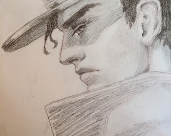 Può includere: Un disegno a matita di una persona con capelli corti e scuri che indossa un cappello con una tesa. La persona guarda a destra e ha un'espressione seria.