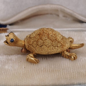 18K Vintage Yellow Gold Turtle Pin and Brooch with Sapphire Eyes - VHK#480