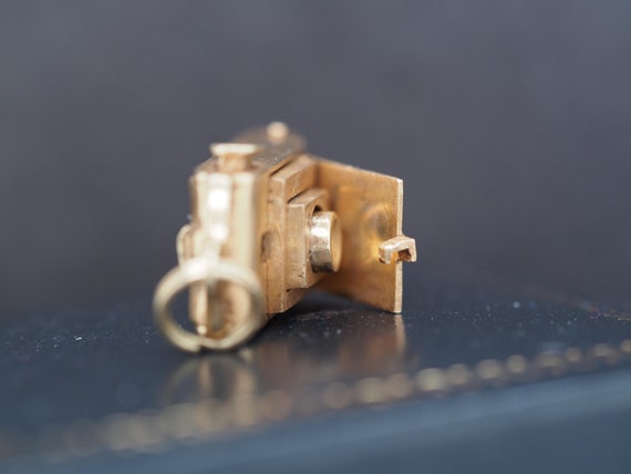 1950s 14K Yellow Gold Mechanical Camera Pendant a… - image 2