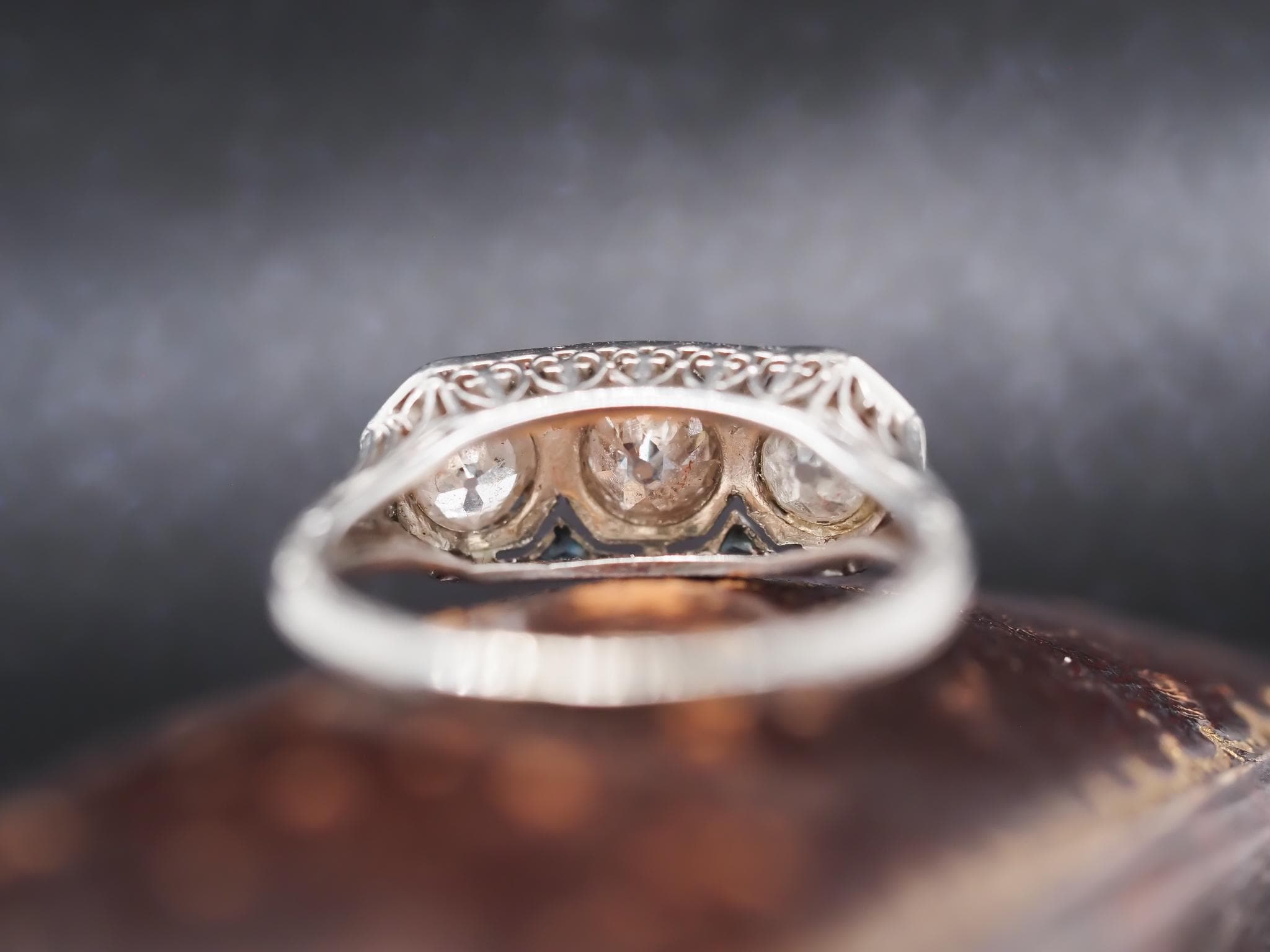 Splendido anello di protezione in stile Art Déco