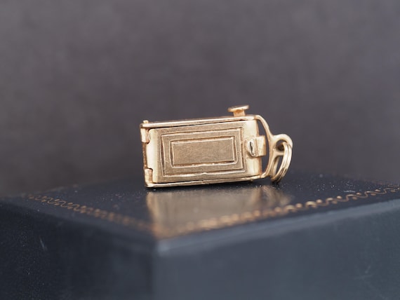 1950s 14K Yellow Gold Mechanical Camera Pendant a… - image 3