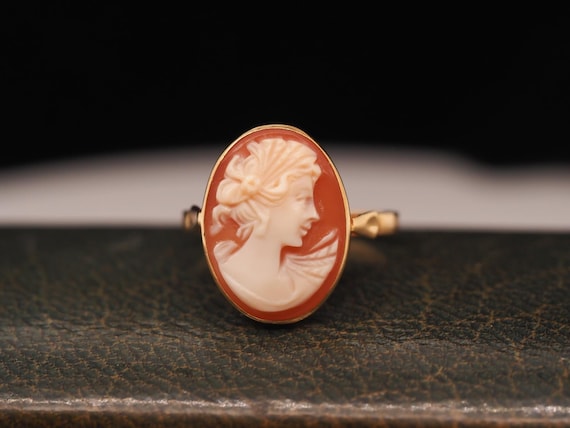 Vintage 18k Yellow Gold Cameo Ring - image 1