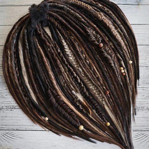 Ensemble de dreads synthétiques avec nuances de couleurs de tresses : noir blond brun extensions faites à la main de 21/22 pouces décorées dans un style viking.