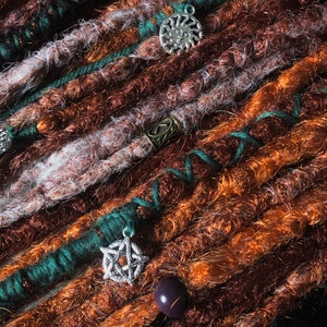 Ginger viking dreadlocks gehaakte volledige set versier locs met juwelen en runen, 21/22 inch dreadlocks kastanjebruin met wit accent wraps en bedels